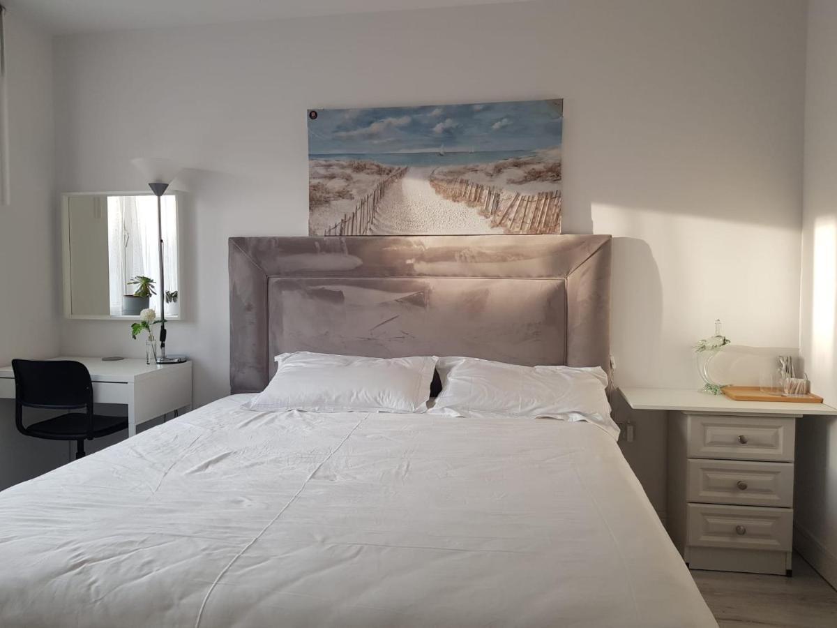 Barnoaks House - Private Room Ensuite Bathroom Homestay 더블린 외부 사진