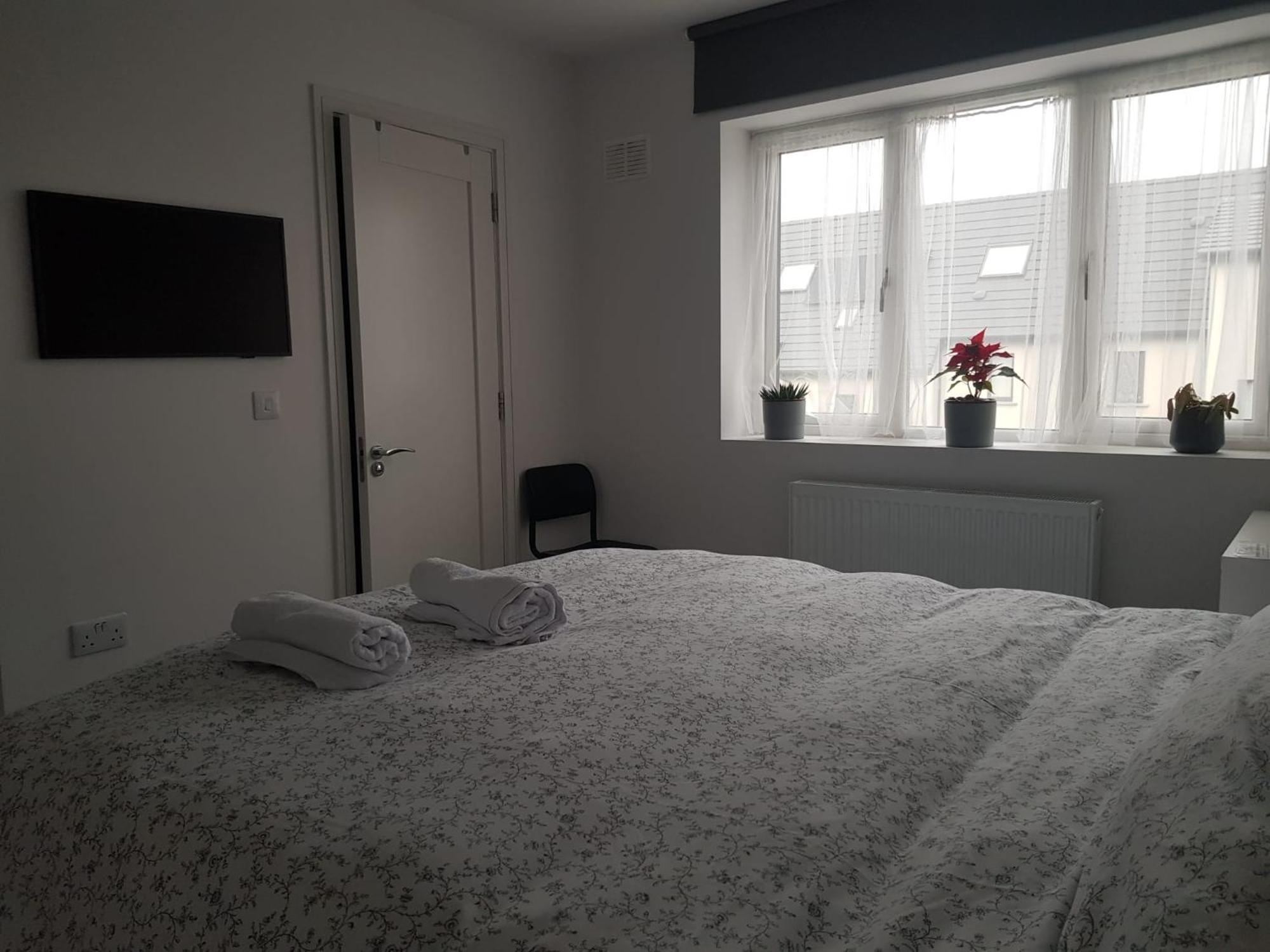 Barnoaks House - Private Room Ensuite Bathroom Homestay 더블린 외부 사진